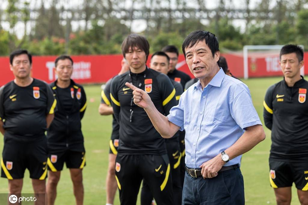 上半场马鲁西奇送礼，劳塔罗破门，国米暂时1-0拉齐奥；下半场图拉姆建功，拉扎里因侮辱裁判直红，最终国米2-0拉齐奥，迎来3连胜，4分优势继续领跑积分榜。